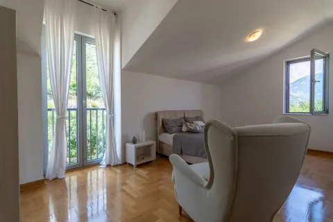 Svijetla spavaća soba u potkrovlju sa balkonskim vratima i udobnom foteljom. - image 7
