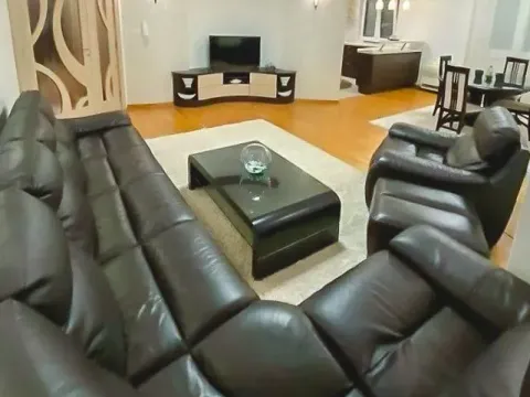 Izdavanje, trosoban stan, 120m², City Kvart, Podgorica - image 1