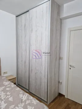 Spavaća soba sa velikim ugradnim garderoberom i bračnim krevetom. - image 10