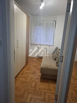Spavaća soba sa ormanom i kaučem, gledana kroz vrata. - image 5