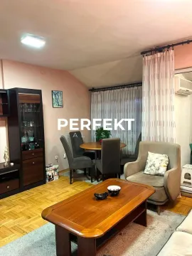 Dnevna soba sa trpezarijskim stolom i stolicama. - image 14