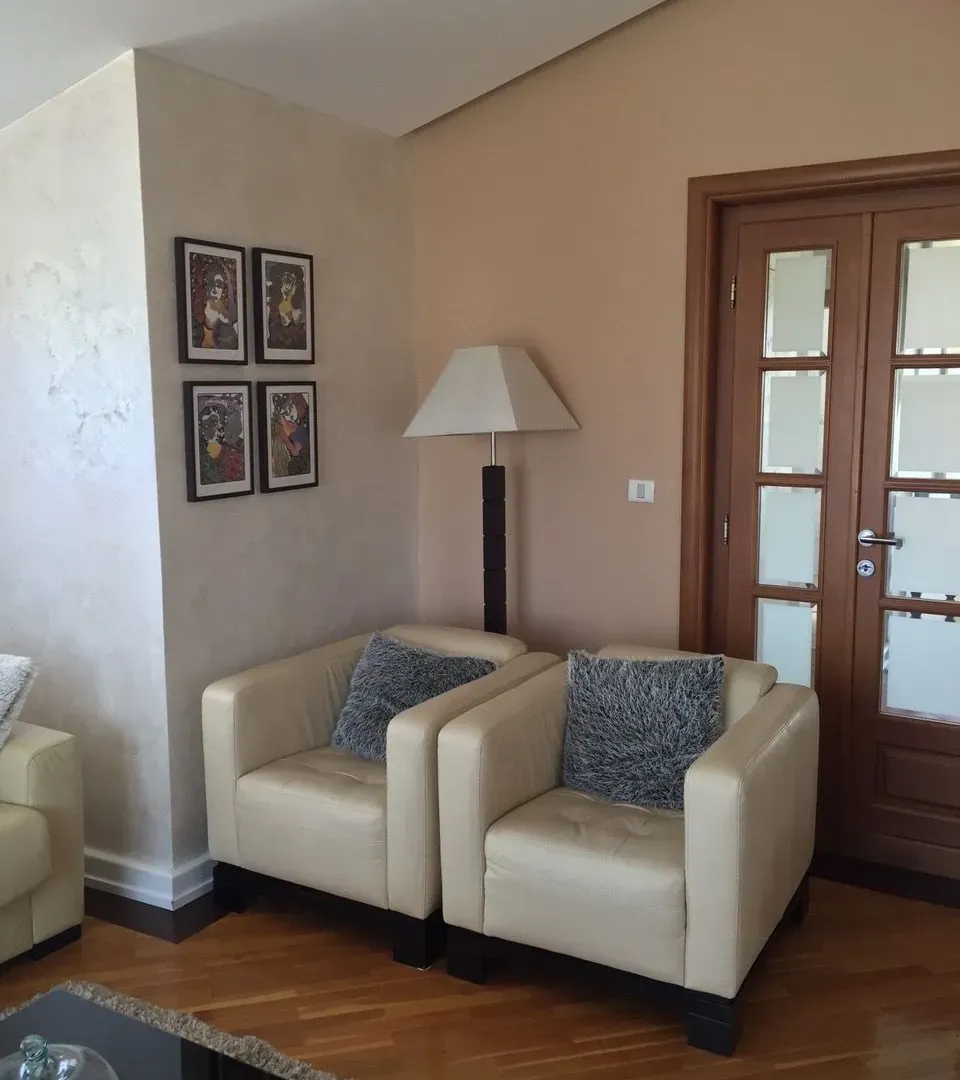 Izdavanje, kuća, 320m², Gornja Gorica, Podgorica