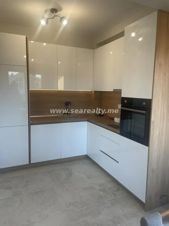 Izdavanje, dvosoban stan, 67m², Radanovići, Kotor