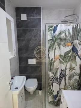 Kupatilo opremljeno umivaonikom, WC šoljom i tuš kabinom sa zavesom. - image 8