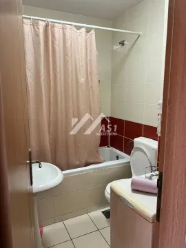 Manje kupatilo sa kadom, lavaboom i toaletom. - image 7