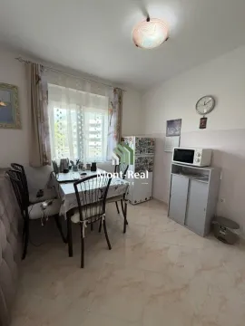 Manja kuhinja sa trpezarijskim stolom i stolicama. - image 5