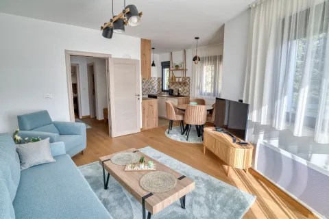 Dnevni boravak povezan sa trpezarijom i kuhinjom. - image 10