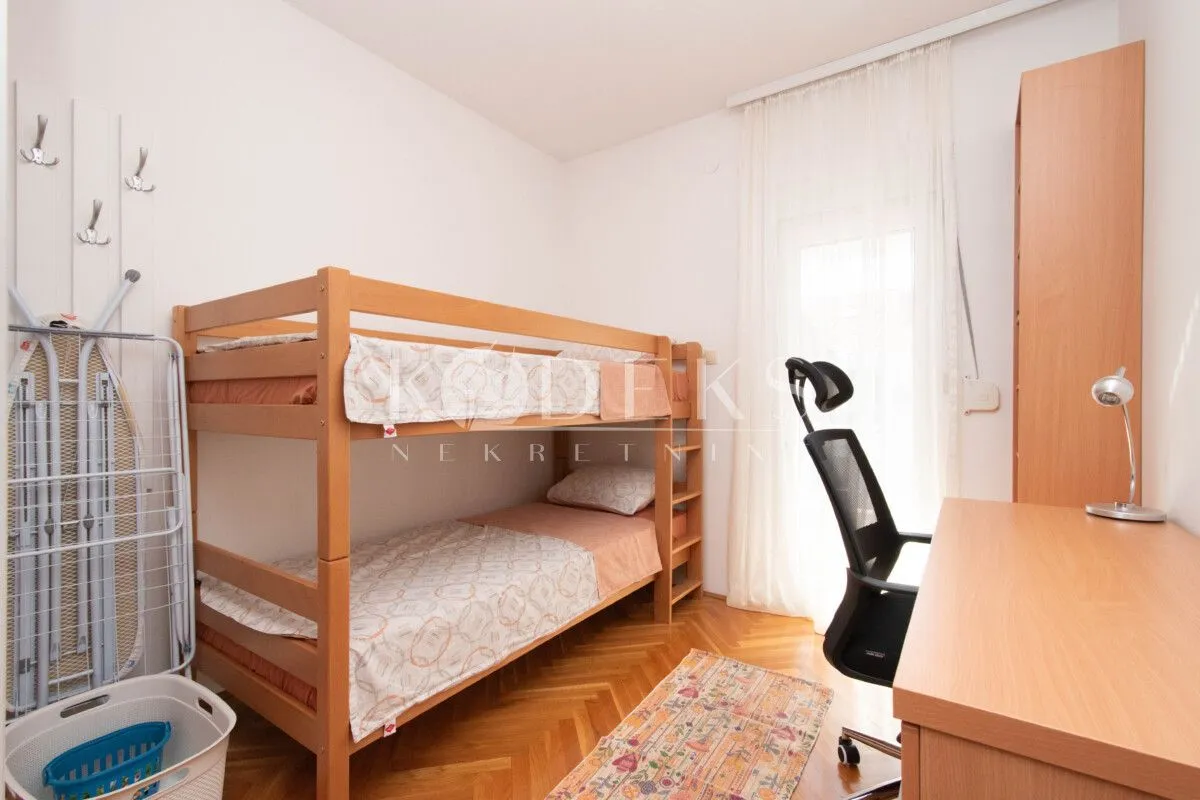 Dječija soba sa krevetom na sprat, radnim stolom i plakarom.