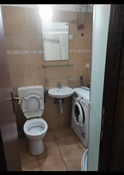 Kupatilo sa toaletom, umivaonikom i veš mašinom. - image 5