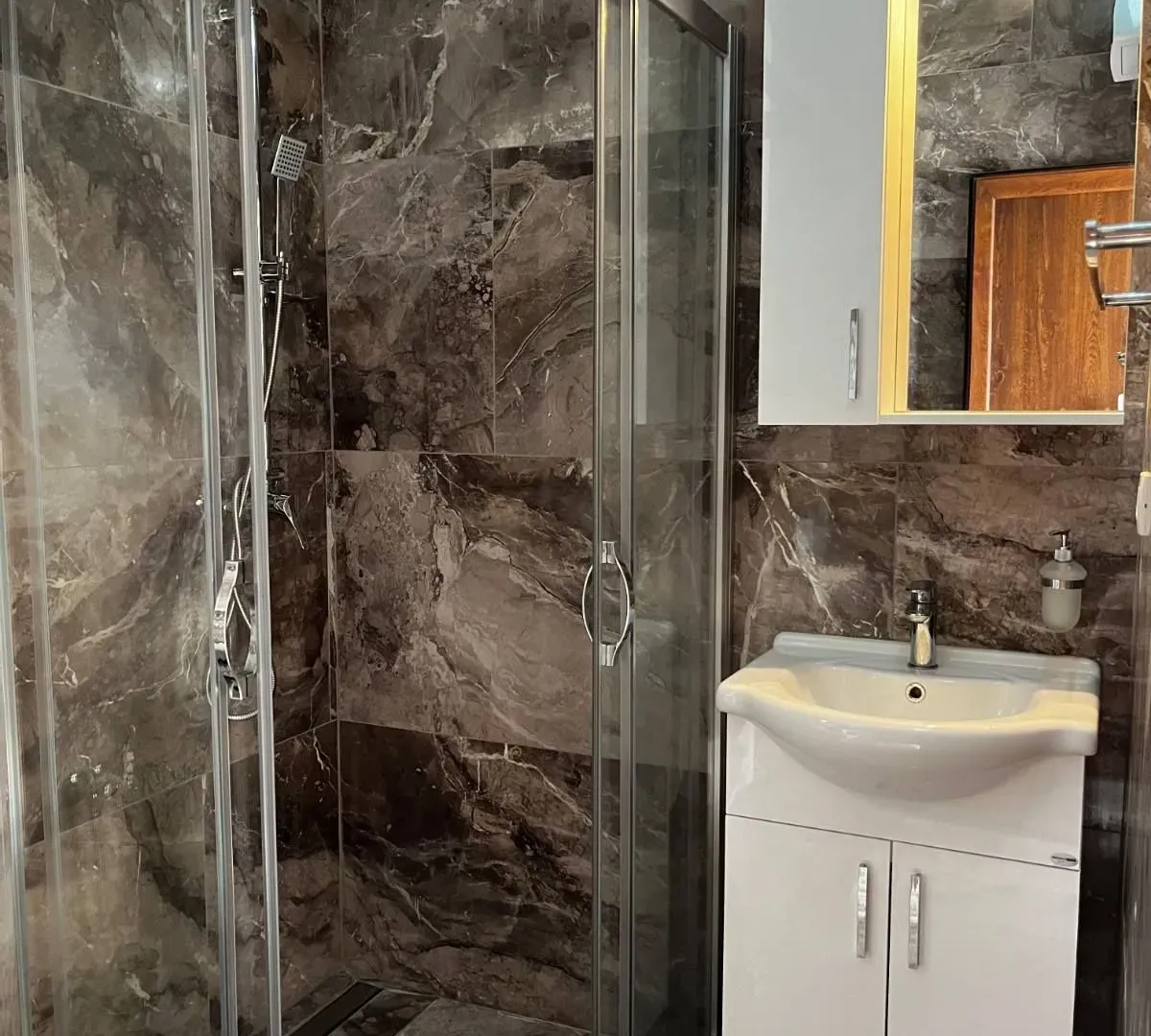 Izdavanje, kuća, 63m², Krimovica, Kotor