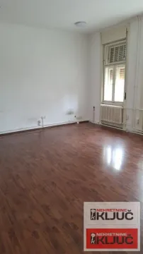 Prazna prostorija sa parketom i prozorom. - image 13