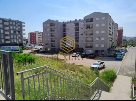 Pogled na stambenu zgradu i okolno dvorište sa stepeništa. - image 5