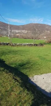 Zeleno dvorište i livada sa pogledom na brda. - image 4