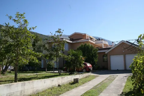Vanjski izgled dvospratne kuće sa dvorištem, garažom i prilazom. - image 14