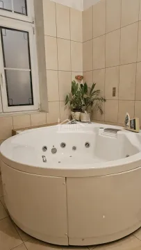 Kupatilo sa ugaonom hidromasažnom kadom i prozorom. - image 18