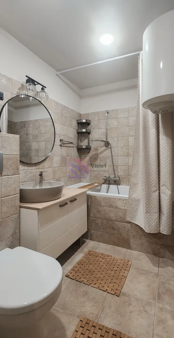 Kompaktno opremljeno kupatilo sa umivaonikom, tuš kabinom i wc šoljom.