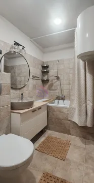Kompaktno opremljeno kupatilo sa umivaonikom, tuš kabinom i wc šoljom. - image 19