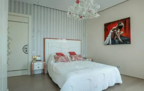Namještena spavaća soba sa bračnim krevetom, bijelim noćnim stočićima i dekorativnim lusterom. - image 4