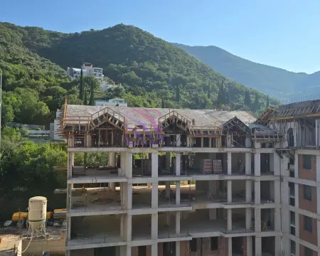 Pogled na stambenu zgradu u izgradnji okruženu zelenilom i brdima. - image 14