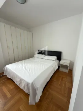 Spavaća soba sa bračnim krevetom, ugradnim ormarom i drvenim podom. - image 5