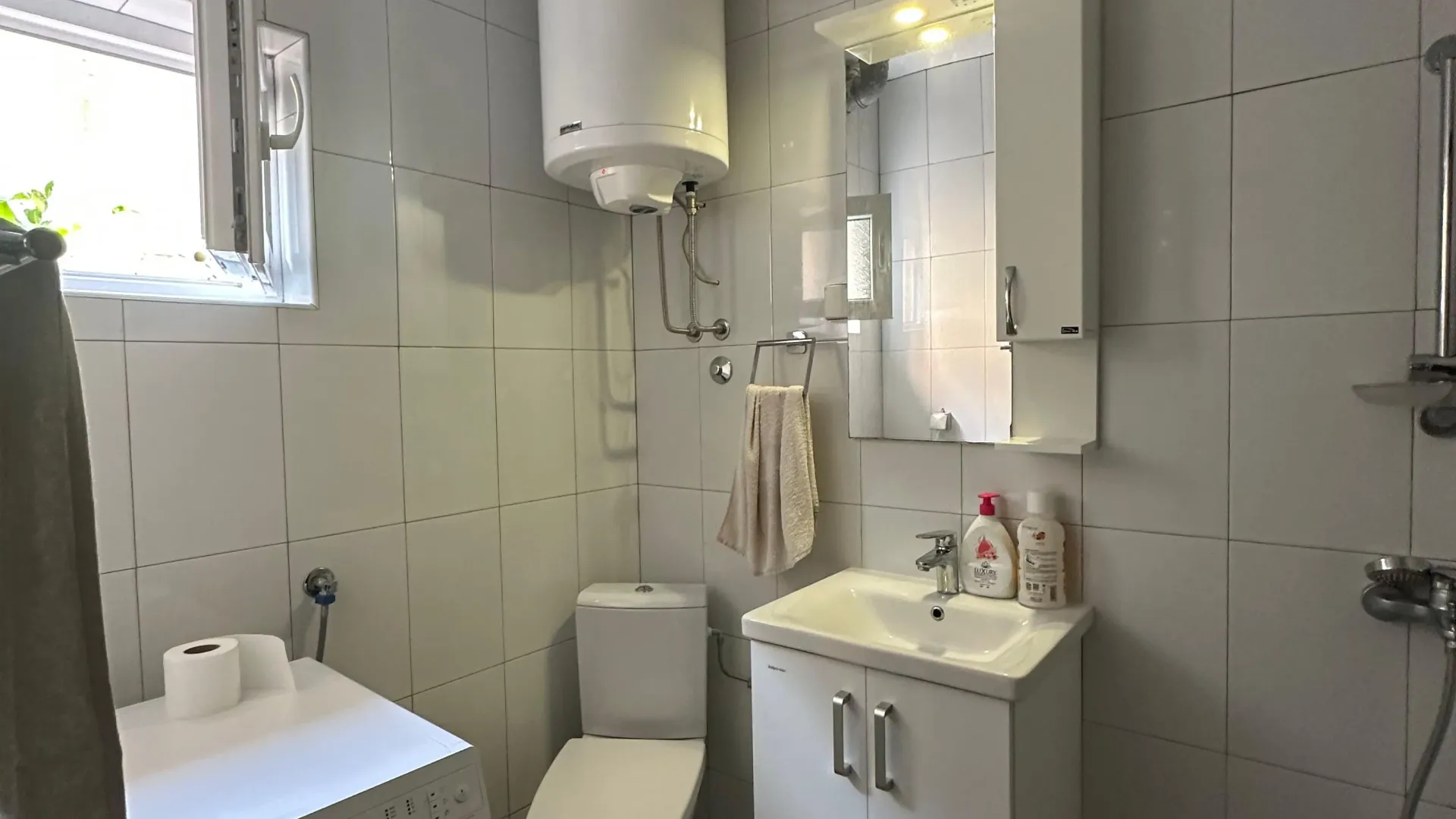 Izdavanje, kuća, 180m², Krašići, Tivat