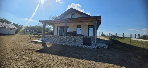 Spoljašnji izgled kuće sa natkrivenom terasom i dvorištem. - image 4