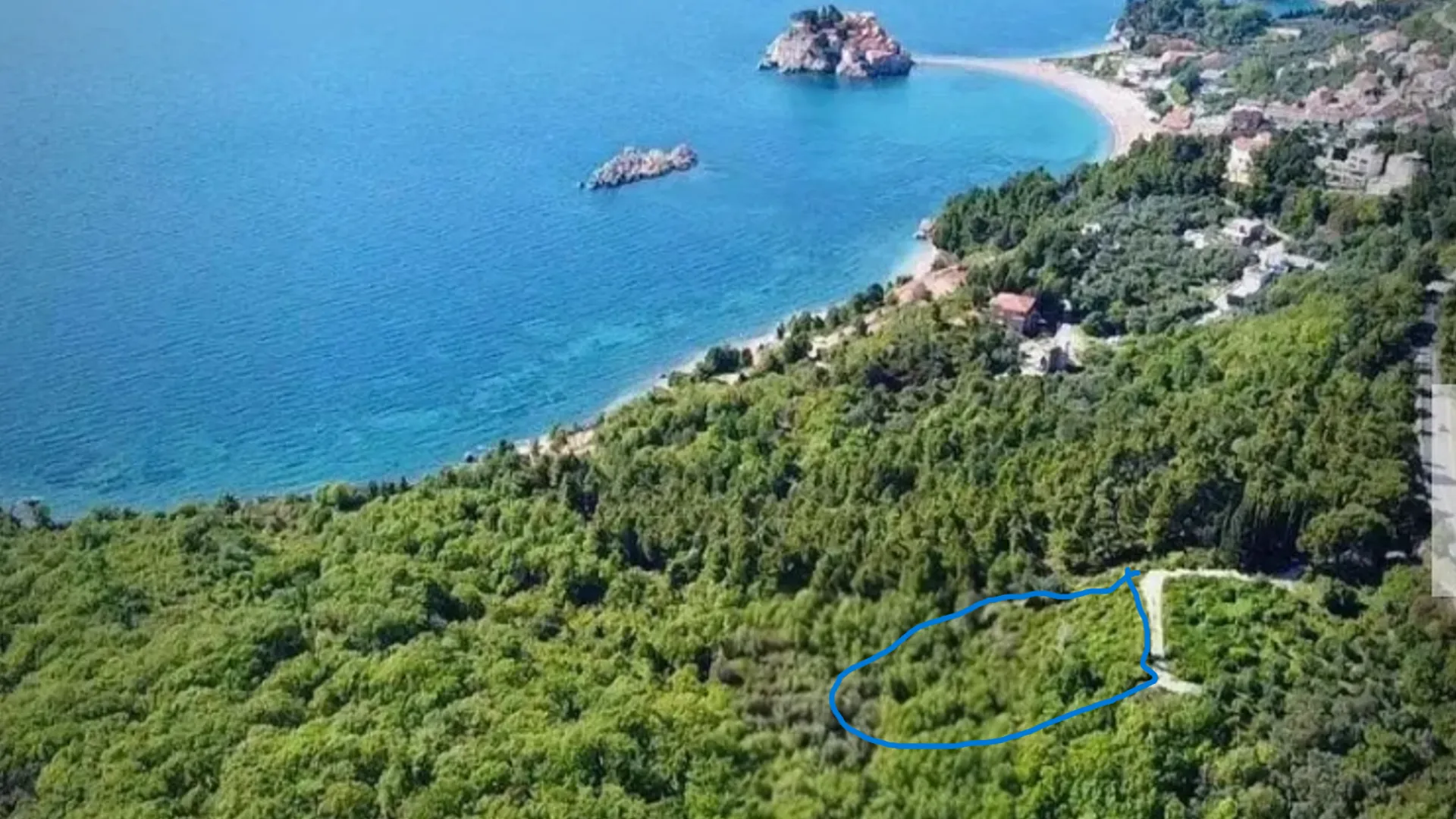 Pogled iz vazduha na lokaciju parcele u prirodi blizu obale.