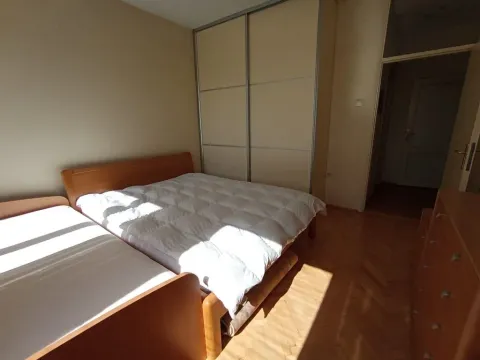 Spavaća soba sa bračnim krevetom, plakarom i parketom na podu. - image 3
