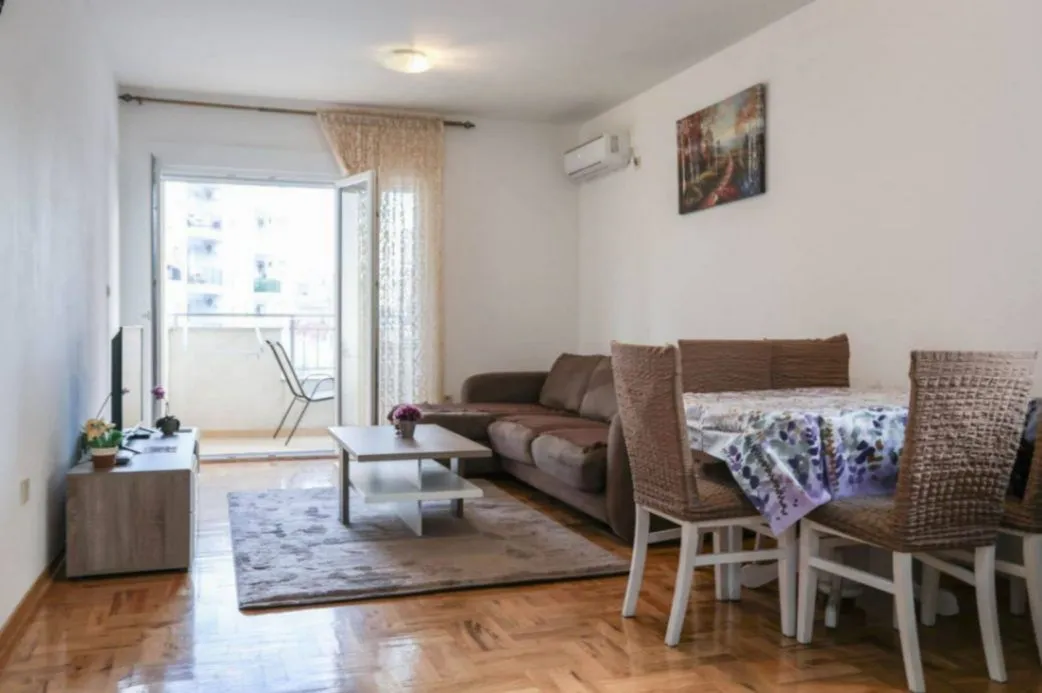 Izdavanje, jednosoban stan, 45m², Lazi, Budva