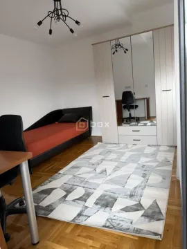Nameštena spavaća soba sa krevetom, velikim ormanom sa ogledalom i radnim stolom. - image 13
