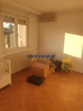 Prazna soba sa parketom na podu i kartonskim kutijama. - image 12