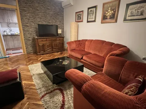 Izdavanje, dvosoban stan, 60m², Blok 6, Podgorica - image 1