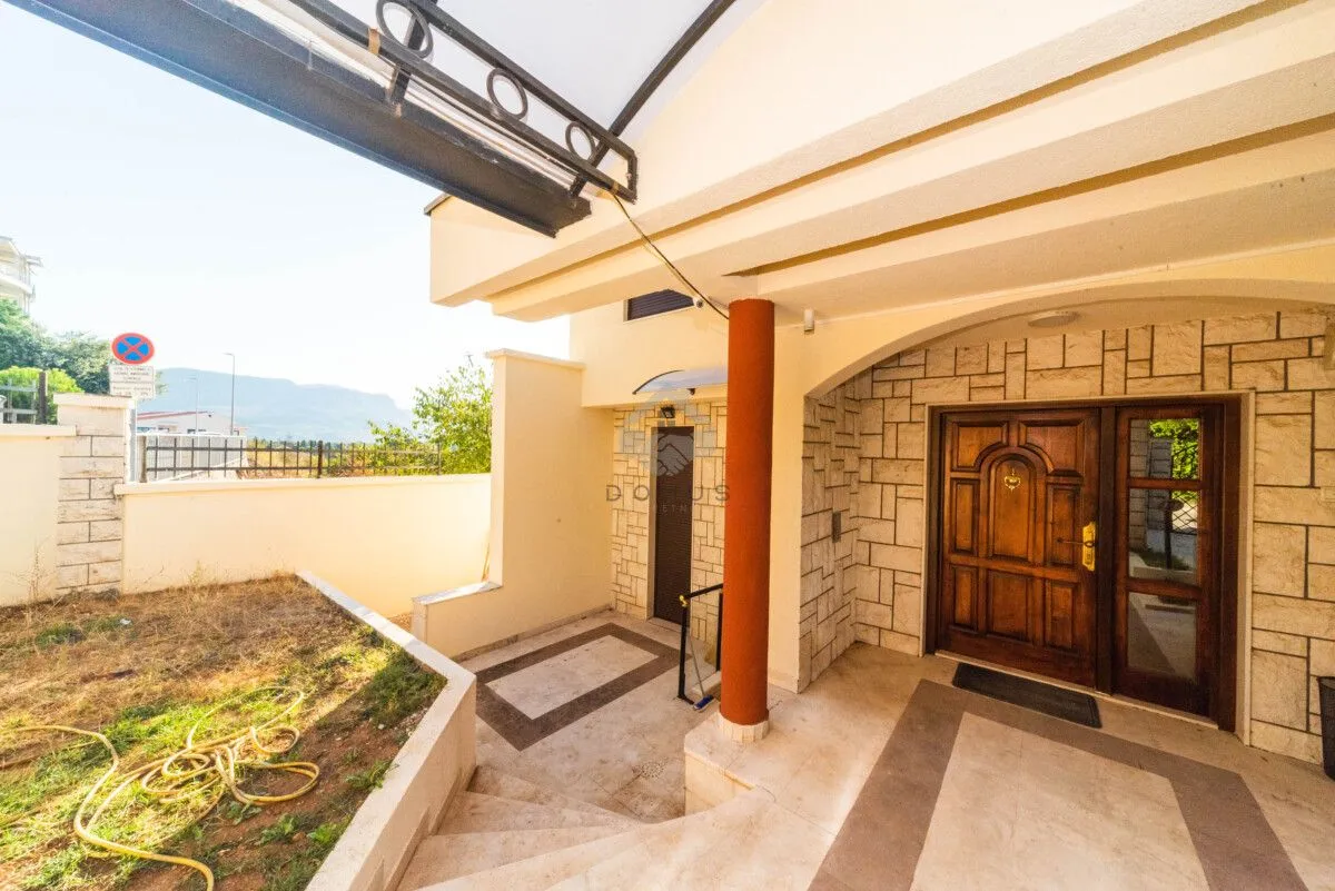 Izdavanje, kuća, 380m², Gorica C, Podgorica