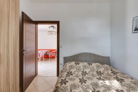 Spavaća soba sa bračnim krevetom i otvorenim vratima prema dnevnom boravku. - image 7