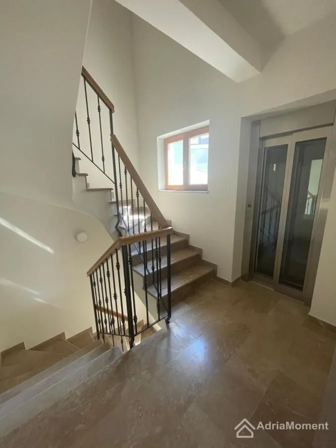Prodaja, dvosoban stan, 106m², Dobrota, Kotor