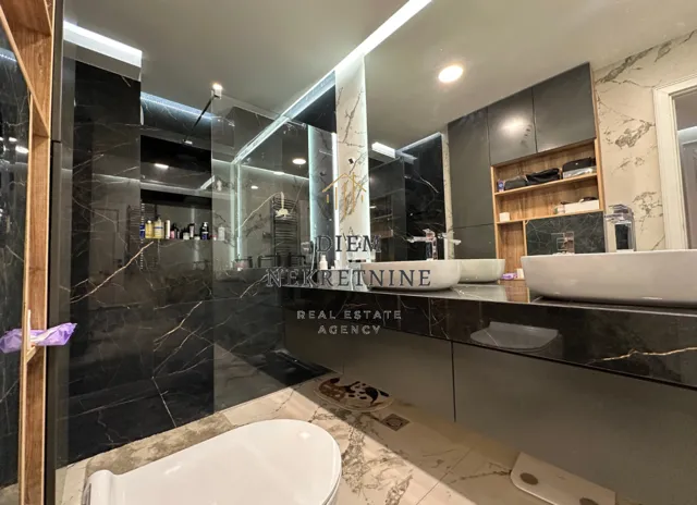 Prodaja, trosoban stan, 195m², Pobrežje, Podgorica