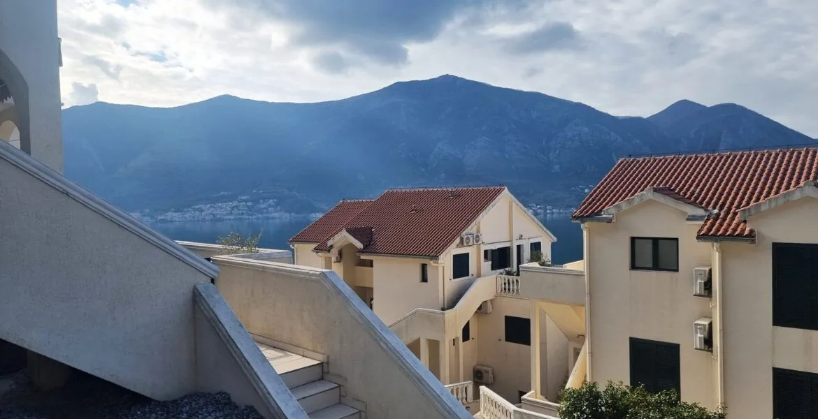 Prodaja, dvosoban stan, 80m², Dobrota, Kotor