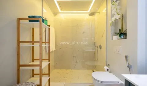 Moderno opremljeno kupatilo sa tuš kabinom i bijelim sanitarijama. - image 17