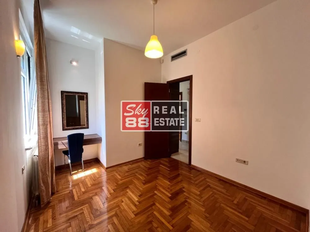 Rent, four bedroom apartment, 130m², Senjak, Beograd