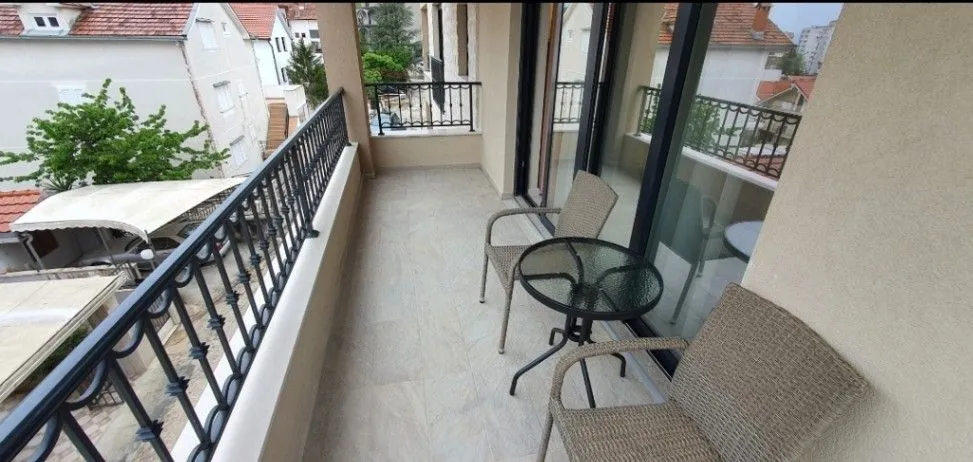 Izdavanje, dvosoban stan, 55m², Kalimanj, Tivat