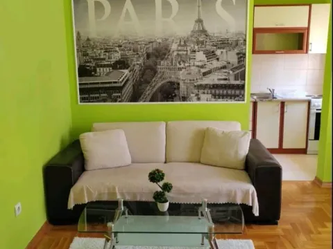 Stan in Adamovićevo Naselje