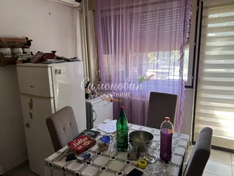 Manja kuhinja sa trpezarijskim stolom i frižiderom. - image 7