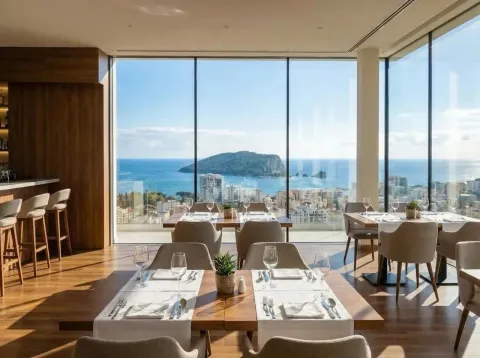 Unutrašnjost restorana sa postavljenim stolovima i velikim prozorima sa pogledom na more. - image 20