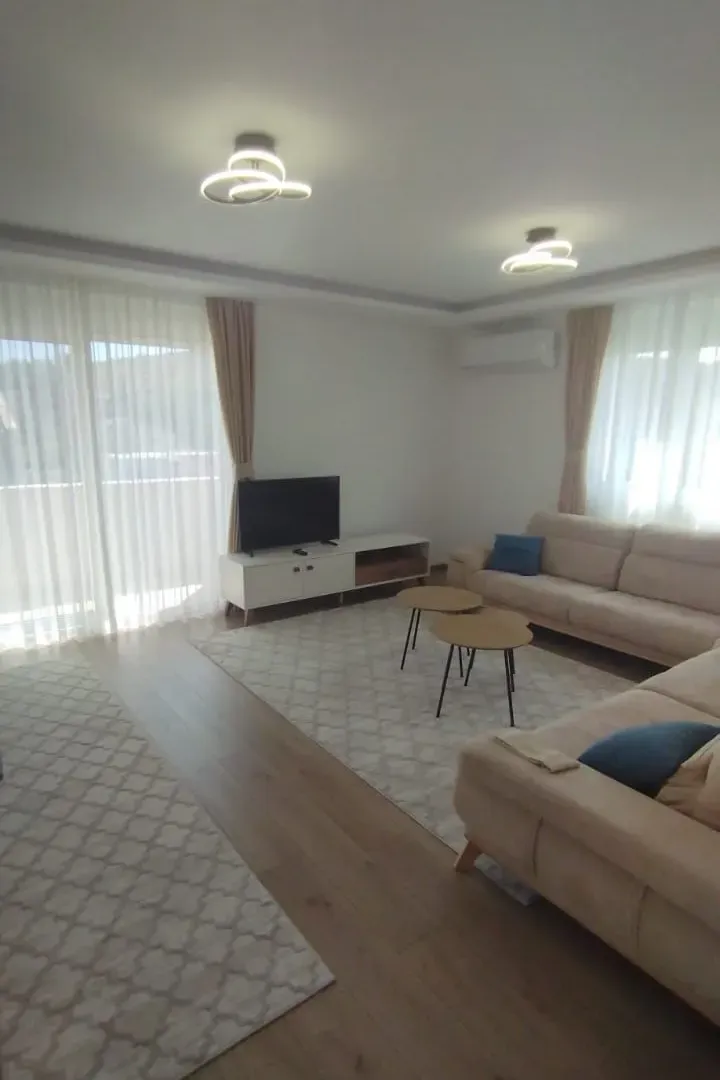 Izdavanje, trosoban stan, 100m², Zagorič, Podgorica