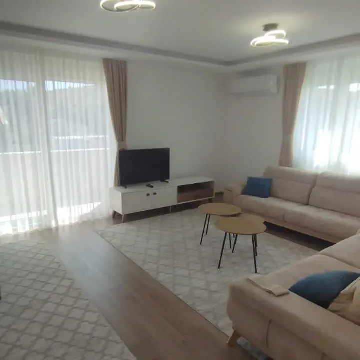 Izdavanje, trosoban stan, 100m², Zagorič, Podgorica