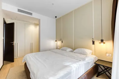 Spavaća soba sa bračnim krevetom, ugradnim plakarima i dekorativnim osvjetljenjem. - image 10