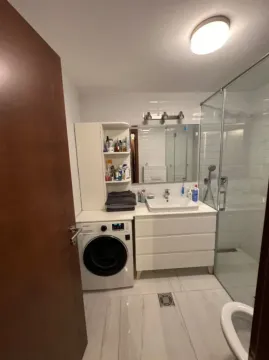 Kupatilo sa umivaonikom, tuš kabinom i veš mašinom. - image 12