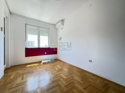 Prazna soba sa parketom i prozorom. - image 6