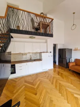 Dnevna soba sa kuhinjom, drvenim stepeništem i galerijom na spratu. - image 6