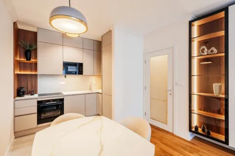Moderna kuhinja sa ugradnim elementima i trpezarijskim stolom. - image 5